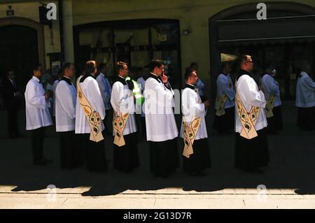 Cracovie, Pologne. 03ème juin 2021. Un groupe de jeunes prêtres est vu dans l'ombre pendant la procession. Des milliers de catholiques ont pris part à la procession annuelle du Corpus Christ qui a traversé Cracovie malgré la menace du coronavirus. Elle a déclenché une discussion publique sur la responsabilité sociale de l'Église catholique en Pologne. La position officielle de la hiérarchie cléricale exigeait le respect des mesures de sécurité, mais encourageait en même temps une participation massive à la procession. Crédit : SOPA Images Limited/Alamy Live News Banque D'Images