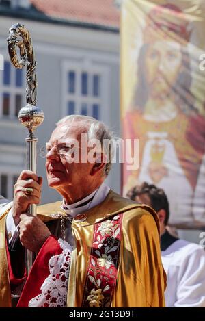 Cracovie, Pologne. 03ème juin 2021. L'archevêque de Cracovie, le cardinal Marek Jedraszewski, est vu pendant la procession. Des milliers de catholiques ont pris part à la procession annuelle du Corpus Christ qui a traversé Cracovie malgré la menace du coronavirus. Elle a déclenché une discussion publique sur la responsabilité sociale de l'Église catholique en Pologne. La position officielle de la hiérarchie cléricale exigeait le respect des mesures de sécurité, mais encourageait en même temps une participation massive à la procession. Crédit : SOPA Images Limited/Alamy Live News Banque D'Images