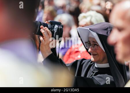 Cracovie, Pologne. 03ème juin 2021. Une nonne prenant des photos avec un appareil photo numérique pendant la procession.des milliers de catholiques ont pris part à la procession annuelle du Corpus Christ qui a traversé Cracovie malgré la menace du coronavirus. Elle a déclenché une discussion publique sur la responsabilité sociale de l'Église catholique en Pologne. La position officielle de la hiérarchie cléricale exigeait le respect des mesures de sécurité, mais encourageait en même temps une participation massive à la procession. Crédit : SOPA Images Limited/Alamy Live News Banque D'Images