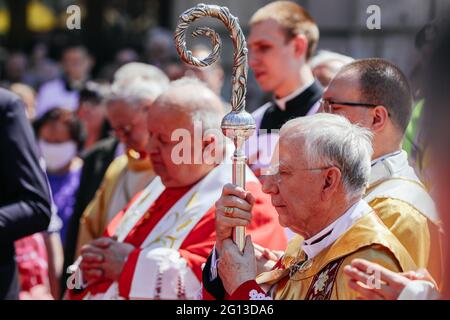 Cracovie, Pologne. 03ème juin 2021. L'archevêque de Cracovie, le cardinal Marek Jedraszewski, est vu pendant la procession. Des milliers de catholiques ont pris part à la procession annuelle du Corpus Christ qui a traversé Cracovie malgré la menace du coronavirus. Elle a déclenché une discussion publique sur la responsabilité sociale de l'Église catholique en Pologne. La position officielle de la hiérarchie cléricale exigeait le respect des mesures de sécurité, mais encourageait en même temps une participation massive à la procession. Crédit : SOPA Images Limited/Alamy Live News Banque D'Images