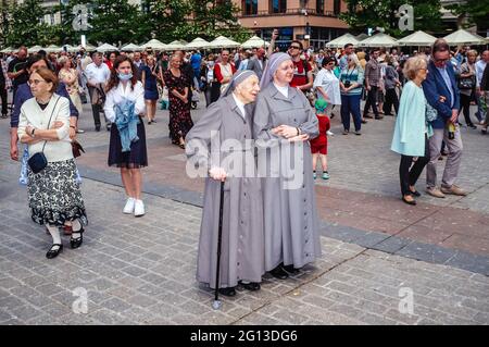 Cracovie, Pologne. 03ème juin 2021. Deux religieuses âgées vues pendant la procession. Des milliers de catholiques ont pris part à la procession annuelle du Corpus Christ qui a traversé Cracovie malgré la menace du coronavirus. Elle a déclenché une discussion publique sur la responsabilité sociale de l'Église catholique en Pologne. La position officielle de la hiérarchie cléricale exigeait le respect des mesures de sécurité, mais encourageait en même temps une participation massive à la procession. Crédit : SOPA Images Limited/Alamy Live News Banque D'Images