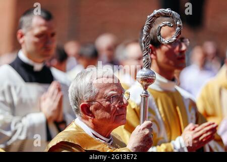 Cracovie, Pologne. 03ème juin 2021. Cracovie, Pologne. 03ème juin 2021. L'archevêque de Cracovie, le cardinal Marek Jedraszewski, est vu pendant la procession. Des milliers de catholiques ont pris part à la procession annuelle du Corpus Christ qui a traversé Cracovie malgré la menace du coronavirus. Elle a déclenché une discussion publique sur la responsabilité sociale de l'Église catholique en Pologne. La position officielle de la hiérarchie cléricale exigeait le respect des mesures de sécurité, mais encourageait en même temps une participation massive à la procession. (Photo de Filip Radwanski/SOPA Images/Sipa USA) Cr Banque D'Images