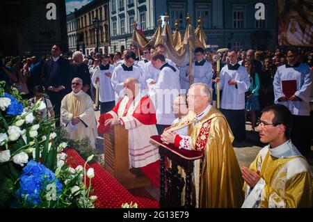 Cracovie, Pologne. 03ème juin 2021. L'archevêque de Cracovie, le cardinal Marek Jedraszewski, est vu à genoux pendant la procession. Des milliers de catholiques ont pris part à la procession annuelle du Corpus Christ qui a traversé Cracovie malgré la menace du coronavirus. Elle a déclenché une discussion publique sur la responsabilité sociale de l'Église catholique en Pologne. La position officielle de la hiérarchie cléricale exigeait le respect des mesures de sécurité, mais encourageait en même temps une participation massive à la procession. (Photo de Filip Radwanski/SOPA Images/Sipa USA) crédit: SIPA USA/Alamy Liv Banque D'Images