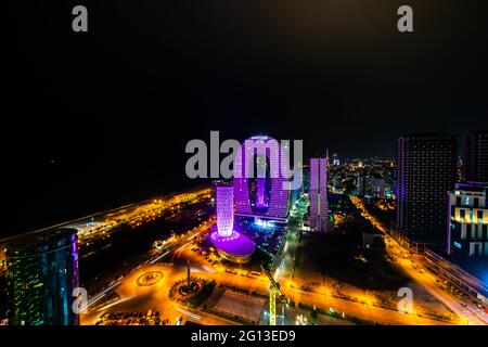 22 MAI 2021, BATUMI, GÉORGIE: Architecture du nouveau boulevard de Batumi, Géorgie dans la nuit Banque D'Images