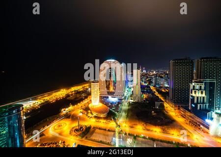 22 MAI 2021, BATUMI, GÉORGIE: Architecture du nouveau boulevard de Batumi, Géorgie dans la nuit Banque D'Images