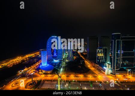 22 MAI 2021, BATUMI, GÉORGIE: Architecture du nouveau boulevard de Batumi, Géorgie dans la nuit Banque D'Images