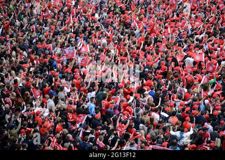 Les fans du FC Bayern Munich célèbrent la 25e victoire du Championnat allemand de football à Marienplatz, Munich, Allemagne, le 24 mai 2015 Banque D'Images