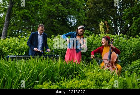 Jenna Reid, violon, violoncelliste su-a Lee et percussionniste Iain Sandilands au lancement du Festival international d'Édimbourg, Royal Botanic Garden, Écosse Banque D'Images