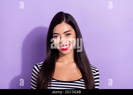 Photo de drôle adorable jeune femme porter une chemise rayée sourire isolé couleur violet fond Banque D'Images