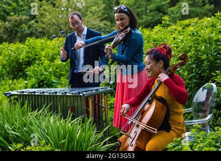 Jenna Reid, violon, violoncelliste su-a Lee et percussionniste Iain Sandilands au lancement du Festival international d'Édimbourg, Royal Botanic Garden, Écosse Banque D'Images