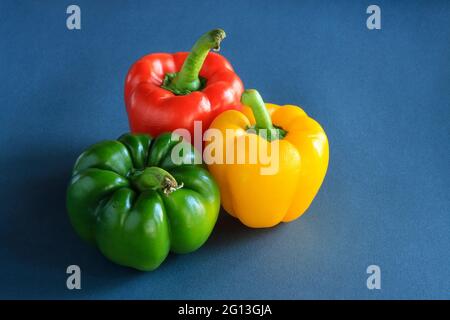 poivron doux, rouge, vert, jaune paprika, isolé sur fond noir, chemin d'écrêtage, pleine profondeur de champ Banque D'Images