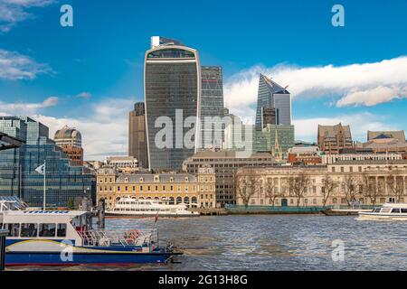 Le 20 Fenchurch St, également connu sous le nom de Walkie Talkie Building, surplombe une partie de la rivière |Thames dans la ville de Londres, Londres, Royaume-Uni Banque D'Images