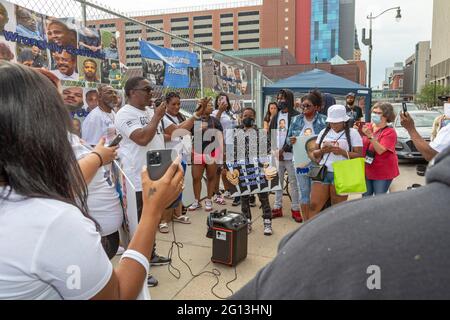 Detroit, Michigan, États-Unis. 4 juin 2021. La famille et les amis des prisonniers, disent-ils, ont été condamnés à tort à l'extérieur du bâtiment des tribunaux pénaux, le Frank Murphy Hall of Justice. Kevin Harrington parle au rallye. La condamnation de Harrington pour meurtre a été renvered après qu'il ait servi, selon ses termes, '17 ans, 6 mois, 2 jours, et 35 minutes en prison. Crédit : Jim West/Alay Live News Banque D'Images