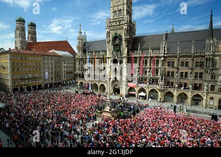 Le FC Bayern Munich et les fans célèbrent le championnat allemand de football et les adieux de l'entraîneur supérieur Jupp Heynckes à Marienplatz, Munich, 2018 Banque D'Images