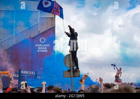 Scènes du stade de football d'Ibrox Park à Glasgow après la victoire des Rangers à la 55e ligue, Écosse, Royaume-Uni Banque D'Images