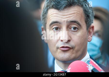 Arles, France. 25 février 2021. Gerald Darmanin répond à la presse dans la cour du poste de police de Marseille Nord. Gerald Darmanin, ministre de l'intérieur du gouvernement d'Emmanuel Macron, visite chaque mois les postes de police pour annoncer ou présenter les investissements destinés à renforcer les capacités d'action de la police nationale. (Photo de Laurent Coust/SOPA Images/Sipa USA) crédit: SIPA USA/Alay Live News Banque D'Images