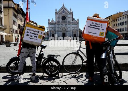 Florence, Italie. 04e juin 2021. Des cavaliers en grève à Piazza Santa Croce, Florence, le 4 juin 2021. Les cavaliers protestent contre la politique salariale du service de livraison espagnol Glovo et pour les droits des employés de livraison (photo d'Elisa Gestri/Sipa USA) crédit: SIPA USA/Alay Live News Banque D'Images