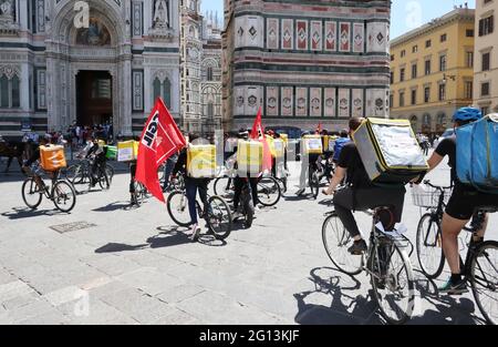 Florence, Italie. 04e juin 2021. Des cavaliers sont en grève sur la Piazza del Duomo, Florence, le 4 juin 2021. Les cavaliers protestent contre la politique salariale du service de livraison espagnol Glovo et pour les droits des coursiers (photo d'Elisa Gestri/Sipa USA) crédit: SIPA USA/Alay Live News Banque D'Images