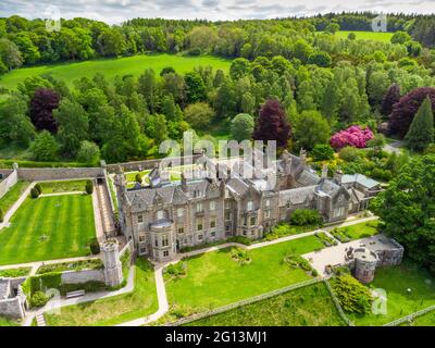 Vue aérienne depuis le drone de la maison d'Abbotsford et des jardins à Melrose, aux frontières écossaises, en Écosse, au Royaume-Uni Banque D'Images