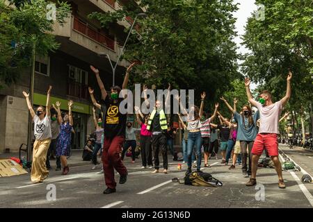 Barcelone, Espagne. 4 juin 2021. Les membres de l'extinction Rebellion dansent dans la rue tout en occupant le secrétariat du Gouvernement catalan pour l'environnement et la durabilité pour demander une assemblée de personnes pour le climat crédit: Matthias Oesterle/Alamy Live News Banque D'Images