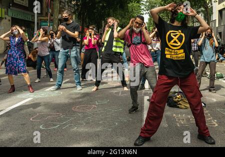 Barcelone, Espagne. 4 juin 2021. Les membres de l'extinction Rebellion dansent dans la rue tout en occupant le secrétariat du Gouvernement catalan pour l'environnement et la durabilité pour demander une assemblée de personnes pour le climat crédit: Matthias Oesterle/Alamy Live News Banque D'Images