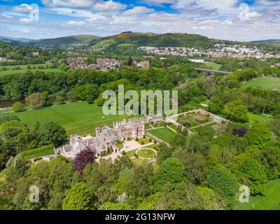 Vue aérienne depuis le drone de la maison d'Abbotsford et des jardins à Melrose, aux frontières écossaises, en Écosse, au Royaume-Uni Banque D'Images