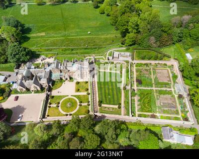 Vue aérienne depuis le drone de la maison d'Abbotsford et des jardins à Melrose, aux frontières écossaises, en Écosse, au Royaume-Uni Banque D'Images