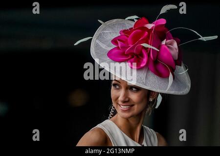 Elmont, NY, États-Unis. 4 juin 2021. 4 juin 2021 : un membre des médias attend le début d'une course vendredi au Belmont Stakes Festival à Belmont Park à Elmont, New York. Scott Serio/Eclipse Sportswire/CSM/Alamy Live News Banque D'Images