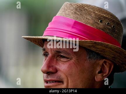 Elmont, NY, États-Unis. 4 juin 2021. 4 juin 2021 : un fan porte un chapeau coloré lors de la course de vendredi au Belmont Stakes Festival à Belmont Park à Elmont, New York. Scott Serio/Eclipse Sportswire/CSM/Alamy Live News Banque D'Images