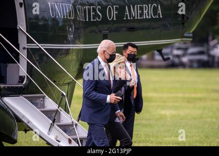 Washington DC, États-Unis . 04e juin 2021. LE président AMÉRICAIN Joe Biden, avec la première dame Dr. Jill Biden, se déporte de Marine One sur l'ellipse de la Maison Blanche à Washington, DC, Etats-Unis, le 04 juin 2021. Plus tôt dans la journée, le président Biden a prononcé des remarques sur le rapport de mai sur les emplois à Rehoboth Beach, Delaware.Credit: Shawn thew/Pool via CNP /MediaPunch Credit: MediaPunch Inc/Alay Live News Banque D'Images