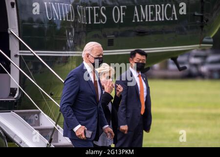 Washington DC, États-Unis . 04e juin 2021. LE président AMÉRICAIN Joe Biden, avec la première dame Dr. Jill Biden, se déporte de Marine One sur l'ellipse de la Maison Blanche à Washington, DC, Etats-Unis, le 04 juin 2021. Plus tôt dans la journée, le président Biden a prononcé des remarques sur le rapport de mai sur les emplois à Rehoboth Beach, Delaware.Credit: Shawn thew/Pool via CNP /MediaPunch Credit: MediaPunch Inc/Alay Live News Banque D'Images