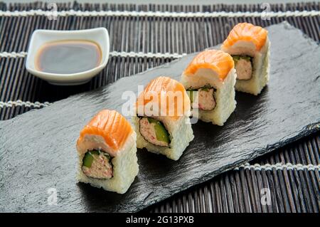 Sushis de luxe à Philadelphie, délicieux petits pains juteux et appétissants sur un stand en pierre Banque D'Images