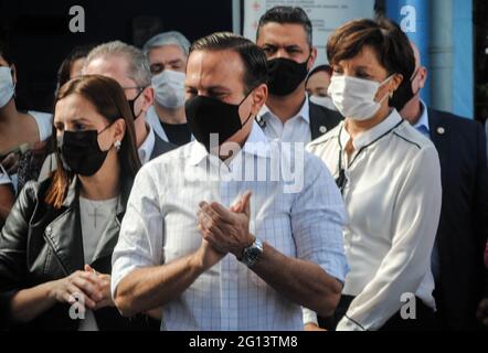 Sao Paulo, Brésil. 04e juin 2021. 4 juin 2021, Sao Paulo, Sao Paulo, Brésil : (INT) le gouverneur de Sao Paulo, Joao Doria, reçoit une deuxième dose du vaccin Coronavac contre le covid-19. 4 juin 2021, Sao Paulo, Brésil : le gouverneur de Sao Paulo, Joao Doria, reçoit une deuxième dose du vaccin Coronavac contre le covid-19, qui a été administré par l'infirmière Monica Calazans, au Centre de santé Dr Victor Araujo Homem de Mello, à Pinheiros, à Sao Paulo, vendredi matin (4). Doria, âgée de 63 ans, avait reçu la première dose du vaccin le 7 mai. Calazans a été la première personne vaccinée contre le covid-19 au Brésil dans Banque D'Images