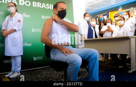 Sao Paulo, Brésil. 04e juin 2021. 4 juin 2021, Sao Paulo, Sao Paulo, Brésil : (INT) le gouverneur de Sao Paulo, Joao Doria, reçoit une deuxième dose du vaccin Coronavac contre le covid-19. 4 juin 2021, Sao Paulo, Brésil : le gouverneur de Sao Paulo, Joao Doria, reçoit une deuxième dose du vaccin Coronavac contre le covid-19, qui a été administré par l'infirmière Monica Calazans, au Centre de santé Dr Victor Araujo Homem de Mello, à Pinheiros, à Sao Paulo, vendredi matin (4). Doria, âgée de 63 ans, avait reçu la première dose du vaccin le 7 mai. Calazans a été la première personne vaccinée contre le covid-19 au Brésil dans Banque D'Images