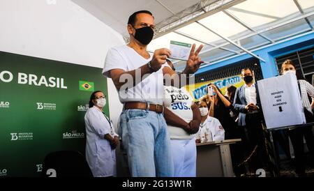 Sao Paulo, Brésil. 04e juin 2021. 4 juin 2021, Sao Paulo, Sao Paulo, Brésil : (INT) le gouverneur de Sao Paulo, Joao Doria, reçoit une deuxième dose du vaccin Coronavac contre le covid-19. 4 juin 2021, Sao Paulo, Brésil : le gouverneur de Sao Paulo, Joao Doria, reçoit une deuxième dose du vaccin Coronavac contre le covid-19, qui a été administré par l'infirmière Monica Calazans, au Centre de santé Dr Victor Araujo Homem de Mello, à Pinheiros, à Sao Paulo, vendredi matin (4). Doria, âgée de 63 ans, avait reçu la première dose du vaccin le 7 mai. Calazans a été la première personne vaccinée contre le covid-19 au Brésil dans Banque D'Images