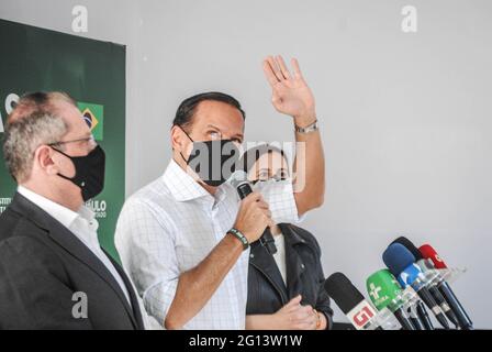 Sao Paulo, Brésil. 04e juin 2021. 4 juin 2021, Sao Paulo, Sao Paulo, Brésil : (INT) le gouverneur de Sao Paulo, Joao Doria, reçoit une deuxième dose du vaccin Coronavac contre le covid-19. 4 juin 2021, Sao Paulo, Brésil : le gouverneur de Sao Paulo, Joao Doria, reçoit une deuxième dose du vaccin Coronavac contre le covid-19, qui a été administré par l'infirmière Monica Calazans, au Centre de santé Dr Victor Araujo Homem de Mello, à Pinheiros, à Sao Paulo, vendredi matin (4). Doria, âgée de 63 ans, avait reçu la première dose du vaccin le 7 mai. Calazans a été la première personne vaccinée contre le covid-19 au Brésil dans Banque D'Images