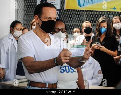 Sao Paulo, Brésil. 04e juin 2021. 4 juin 2021, Sao Paulo, Sao Paulo, Brésil : (INT) le gouverneur de Sao Paulo, Joao Doria, reçoit une deuxième dose du vaccin Coronavac contre le covid-19. 4 juin 2021, Sao Paulo, Brésil : le gouverneur de Sao Paulo, Joao Doria, reçoit une deuxième dose du vaccin Coronavac contre le covid-19, qui a été administré par l'infirmière Monica Calazans, au Centre de santé Dr Victor Araujo Homem de Mello, à Pinheiros, à Sao Paulo, vendredi matin (4). Doria, âgée de 63 ans, avait reçu la première dose du vaccin le 7 mai. Calazans a été la première personne vaccinée contre le covid-19 au Brésil dans Banque D'Images