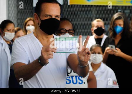 Sao Paulo, Brésil. 04e juin 2021. 4 juin 2021, Sao Paulo, Sao Paulo, Brésil : (INT) le gouverneur de Sao Paulo, Joao Doria, reçoit une deuxième dose du vaccin Coronavac contre le covid-19. 4 juin 2021, Sao Paulo, Brésil : le gouverneur de Sao Paulo, Joao Doria, reçoit une deuxième dose du vaccin Coronavac contre le covid-19, qui a été administré par l'infirmière Monica Calazans, au Centre de santé Dr Victor Araujo Homem de Mello, à Pinheiros, à Sao Paulo, vendredi matin (4). Doria, âgée de 63 ans, avait reçu la première dose du vaccin le 7 mai. Calazans a été la première personne vaccinée contre le covid-19 au Brésil dans Banque D'Images