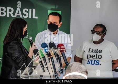 Sao Paulo, Brésil. 04e juin 2021. 4 juin 2021, Sao Paulo, Sao Paulo, Brésil : (INT) le gouverneur de Sao Paulo, Joao Doria, reçoit une deuxième dose du vaccin Coronavac contre le covid-19. 4 juin 2021, Sao Paulo, Brésil : le gouverneur de Sao Paulo, Joao Doria, reçoit une deuxième dose du vaccin Coronavac contre le covid-19, qui a été administré par l'infirmière Monica Calazans, au Centre de santé Dr Victor Araujo Homem de Mello, à Pinheiros, à Sao Paulo, vendredi matin (4). Doria, âgée de 63 ans, avait reçu la première dose du vaccin le 7 mai. Calazans a été la première personne vaccinée contre le covid-19 au Brésil dans Banque D'Images