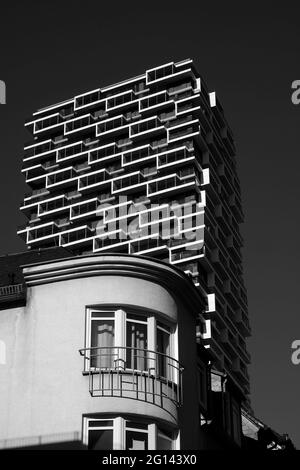 Prise de vue en niveaux de gris d'un bâtiment moderne par temps ensoleillé Banque D'Images