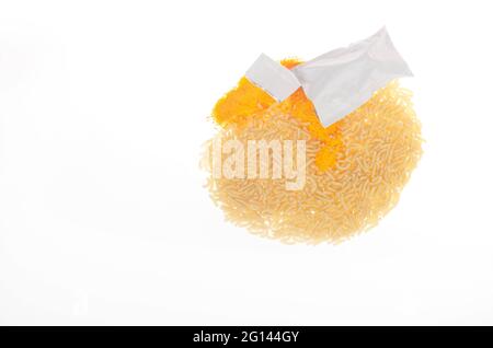 Mélange de l'ensemble Macaroni et fromage Kraft sur blanc avec pâtes coudées et sachet de mélange de fromage Banque D'Images