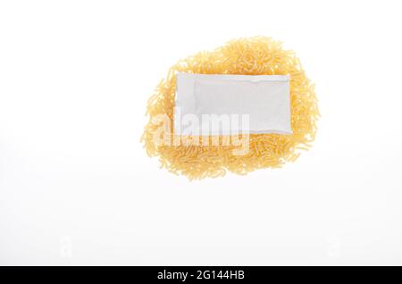 Mélange de l'ensemble Macaroni et fromage blanc avec pâtes coudées et sachet de mélange de fromage Banque D'Images