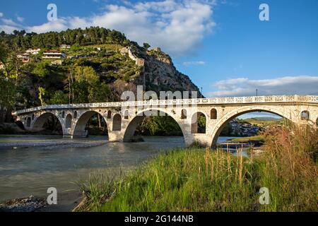 Pont voûté historique au-dessus de la rivière Osumi à Berat, en Albanie Banque D'Images