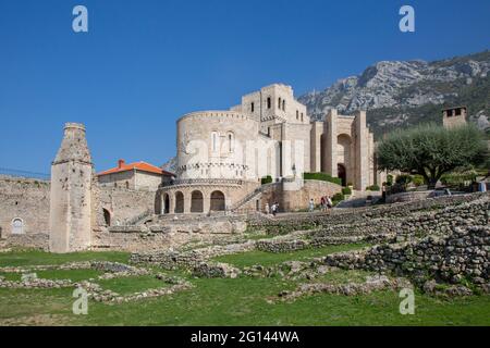 Bâtiment du musée Skanderbeg et vestiges historiques dans le château Kruje, en Albanie Banque D'Images