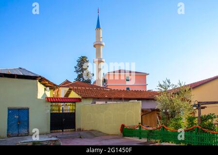 Maisons colorées et mosquée à Tirana, Albanie Banque D'Images