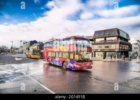 Reykjavic , Islande - 20 février 2020: Bus touristique rouge dans le centre de la ville de Reykjavik. Reykjavik est la capitale et la plus grande ville d'Islande. Banque D'Images