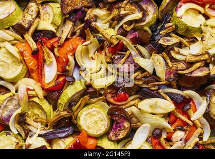 Fond de légumes cuits, courgettes, aubergines, poivrons doux, oignons, champignons, carottes noires Banque D'Images