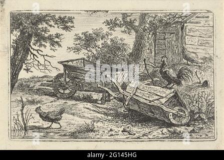 Deux brouettes. Une face de deux brouettes, deux poulets et un coq, dans un hangar. Le coq se trouve sur la brouette tombée. Banque D'Images