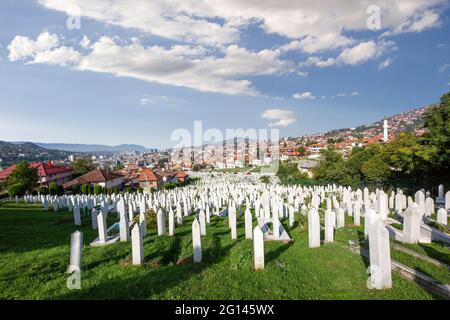 Cimetière musulman de Kovaci dédié aux victimes de la guerre de Bosnie, à Sarajevo, en Bosnie-Herzégovine. Banque D'Images