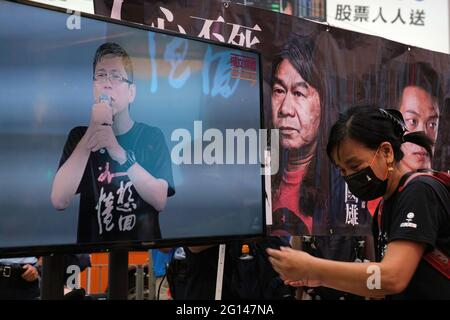 Hong Kong, Chine. 04e juin 2021. Chan po ying des sociaux-démocrates vu sur un stand de Causeway Bay. La police a interdit la vigile annuel de Tiananmen à Hong Kong cette année en invoquant les règles COVID-19 et bloqué une partie du parc Victoria. La force a averti plus tôt que toute personne qui aurait fait la promotion, la publication ou la participation à l'assemblée non autorisée pourrait être arrêtée. Crédit : SOPA Images Limited/Alamy Live News Banque D'Images